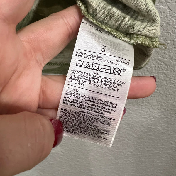 Old Navy Women's Camo Crop Tee Size Large