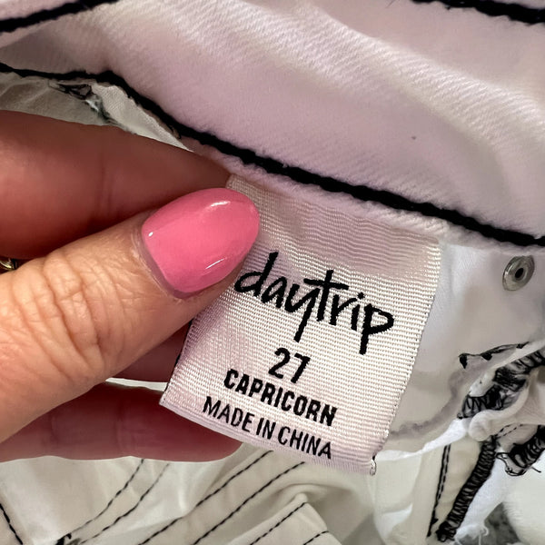 BKE Daytrip Capricorn White Cutoff Denim Shorts Size 27 Y2K