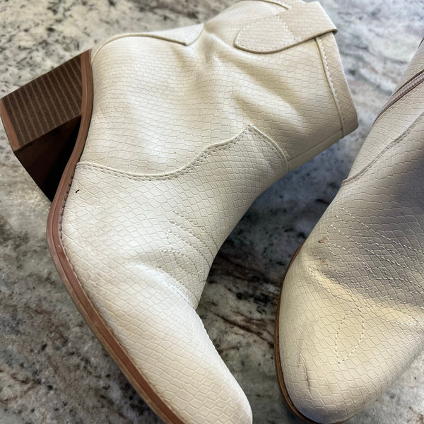 Soda Faux Leather White Reptile Ankle Booties Size 10