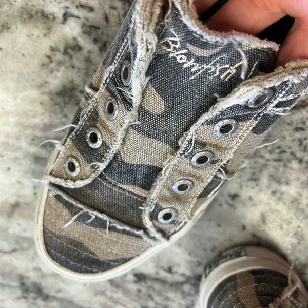 Blowfish Malibu Camo Slip On Sneakers Size 8.5