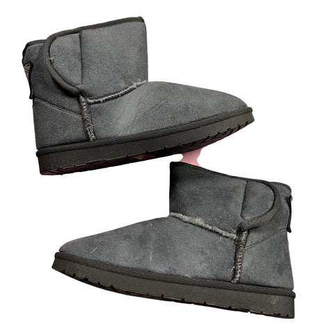 NEW Olivia Miller Girl Gray Fuzzy Sherpa Boots Size 5 Youth