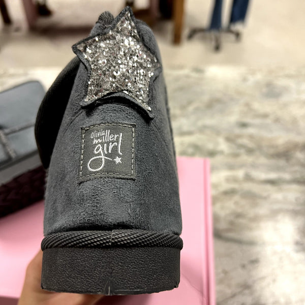 NEW Olivia Miller Girl Gray Fuzzy Sherpa Boots Size 5 Youth