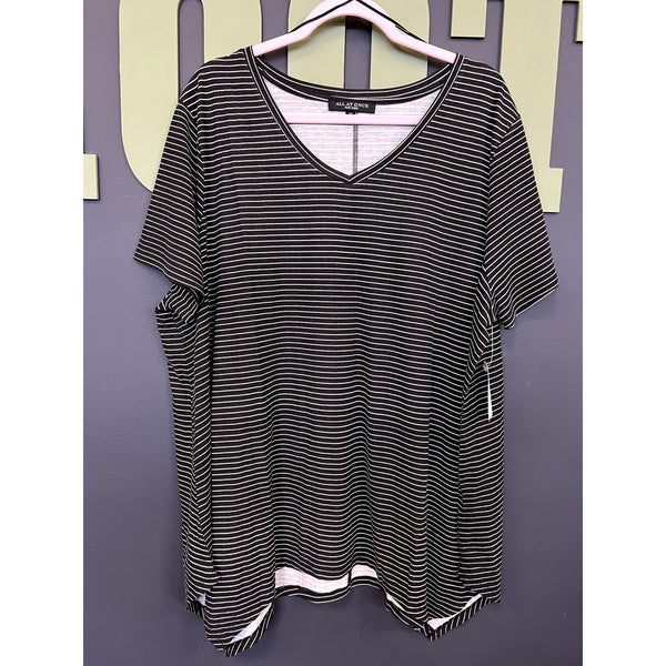 NWT All at Once Black + White Striped V-Neck Top Size 2XL