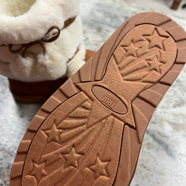 NIB True Craft Freya Chestnut Sherpa Pom Short Boots Size 5