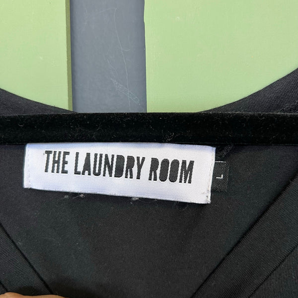 The Laundry Room "Queen off Duty" Black V-Neck Graphic T-Shirt Large