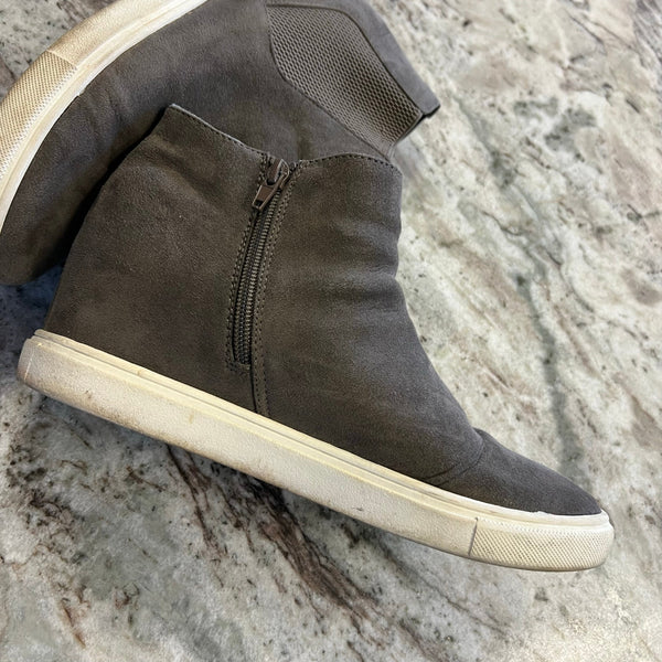 Women's Gray Canvas Slip On Sneakers Size 8.5