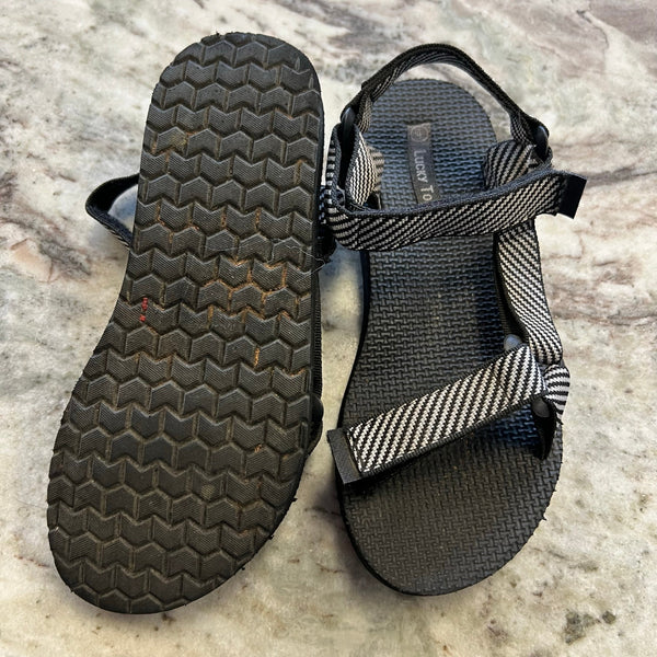 Lucky Top Girls Black + White Strappy Water Sandals Size 4