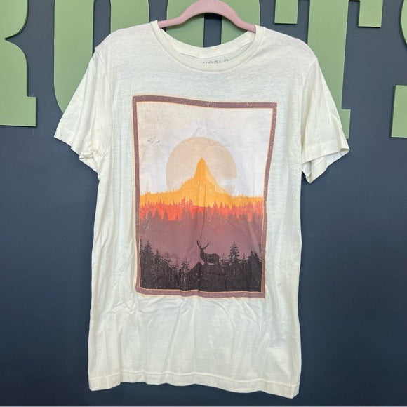 Bioworld Nature Ivory Short Sleeve Crew Neck Deer Sunset Graphic Tee Size Small