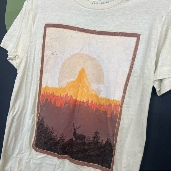 Bioworld Nature Ivory Short Sleeve Crew Neck Deer Sunset Graphic Tee Size Small
