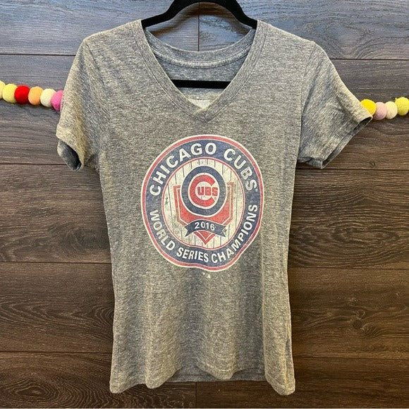 Chicago Cubs V-Neck Graphic Tee Size Medium