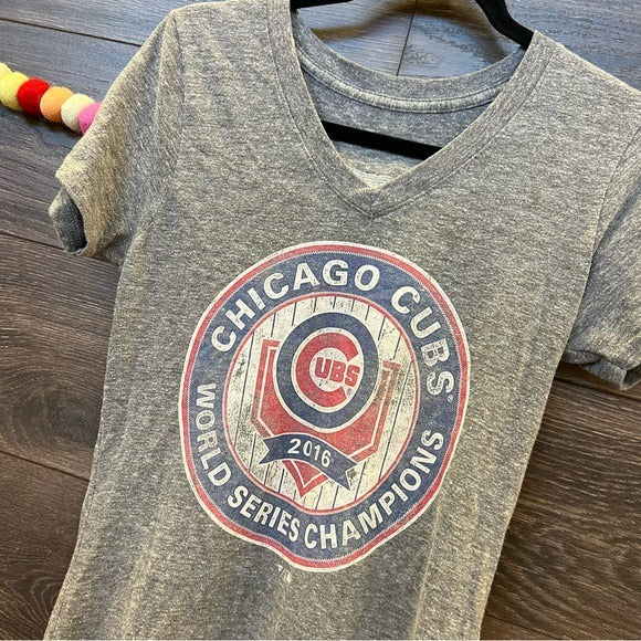 Chicago Cubs V-Neck Graphic Tee Size Medium