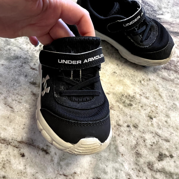 Under Armour Black Kids Athletic Sneakers Size 7K