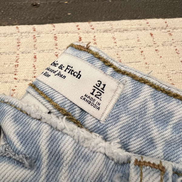 Abercrombie Curve Love 90's Relaxed High Rise Light Wash Jeans Size 12 Long