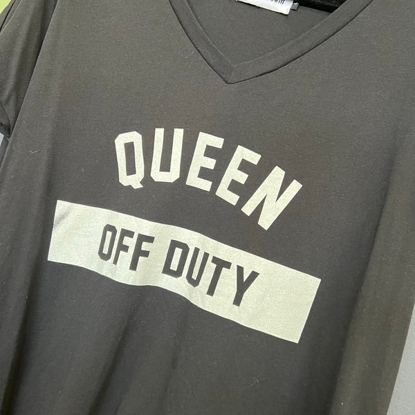 The Laundry Room "Queen off Duty" Black V-Neck Graphic T-Shirt Large