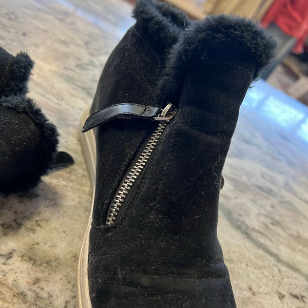 Women's Black Sherpa Lined Pull On Sneakers Size 9.5