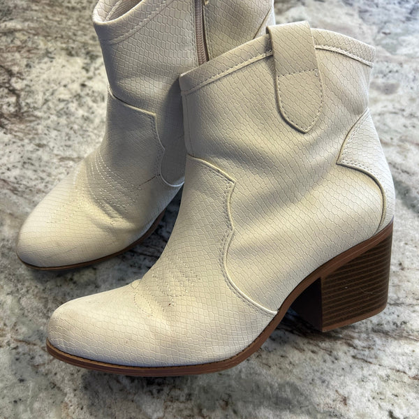 Soda Faux Leather White Reptile Ankle Booties Size 10