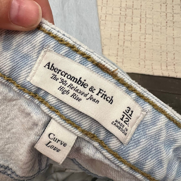 Abercrombie Curve Love 90's Relaxed High Rise Light Wash Jeans Size 12 Long