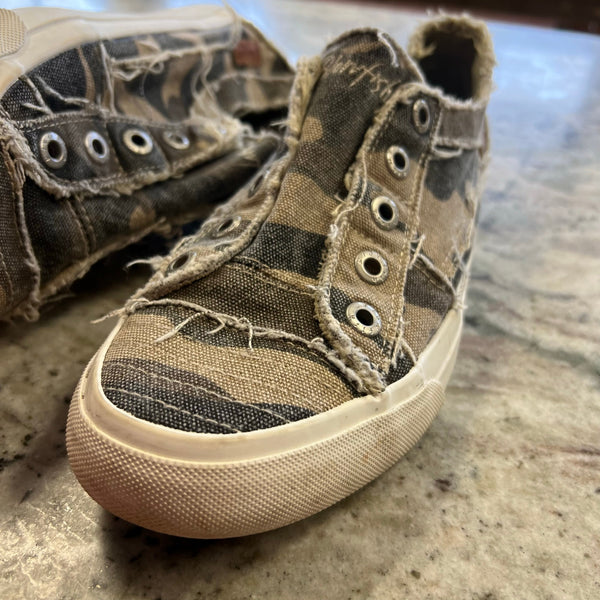 Blowfish Malibu Camo Slip On Sneakers Size 8.5