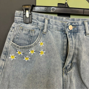 Embroidered Daisy Bohemian Long Mom Shorts Size Medium