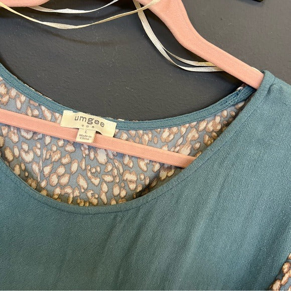 Umgee Scoop Neck Denim Blue + Leopard Flowy Blouse Size Large